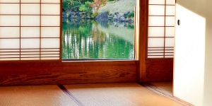 日本家屋の窓から庭が見えている様子