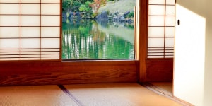 日本家屋の窓から庭が見えている様子